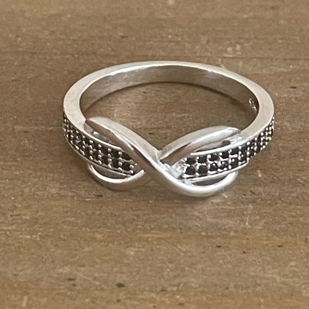 NWOT Elegant 925 Sterling Silver Infinity Ring